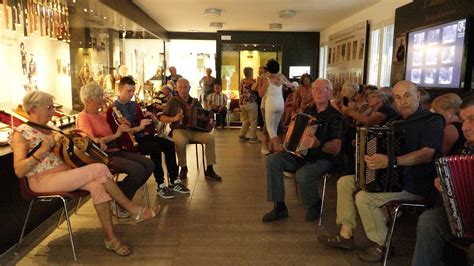 Mus E De La Cabrette Cantoin Avec Les Musiciens De La Hte