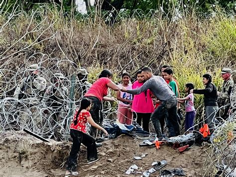 Migrantes derriban a la Guardia Nacional y el cerco de púas en la