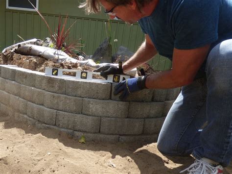 How to Lay a Retaining Wall with Blocks