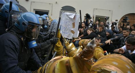 Torino Scontri Al Corteo Anti G Otto Agenti Feriti Un Fermato