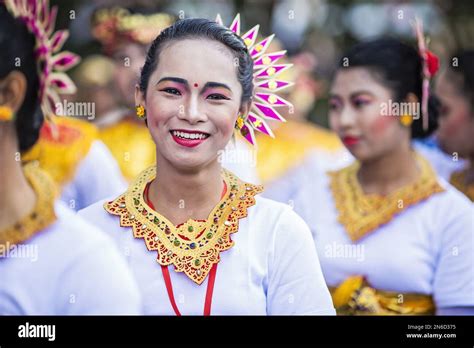 A Balinese Lady Wearing Traditional Dress On A Ceremony Stock Photo Alamy