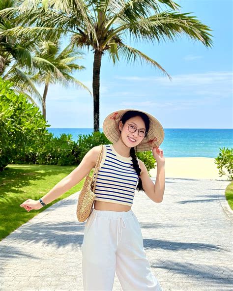 Hot girl 7 thứ tiếng MC Khánh Vy Bố mẹ luôn kéo chân tôi xuống mặt đất Báo Dân trí