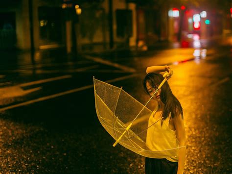 女孩在雨中哭的图片伤感图片 伤感说说吧