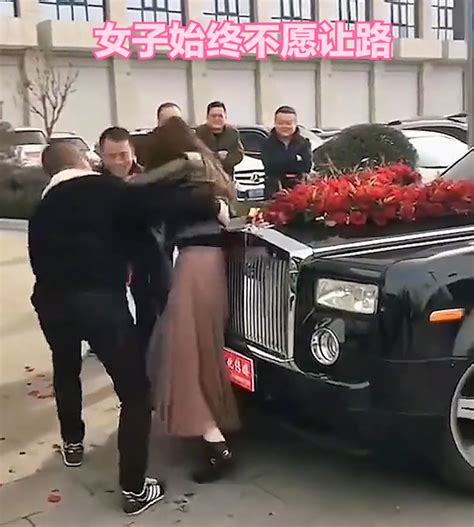 男子结婚前女友怒拦婚车，被人拉拽后仍拒不让路！网友：何苦呢？腾讯新闻