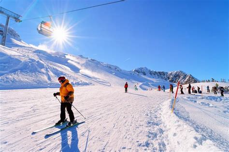 Premium Photo Woman Skier Skiing At Hintertux Glacier In Tyrol In