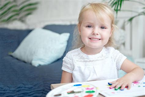 Petite Fille Blonde Attirante Grincheuse Boudeuse Image Stock Image Du Boudeur Enfant