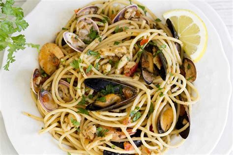 Spaghetti Allo Scoglio Ricetta Facile Della Tradizione Buttalapasta