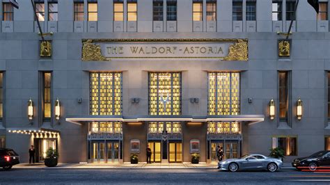 Waldorf Astoria New York trên Đại lộ Park ở Midtown