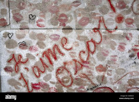 La tumba de Oscar Wilde con graffi de piedra en el cementerio de Père