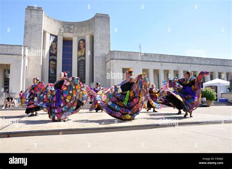 Mexican traditional dancing Stock Photo - Alamy