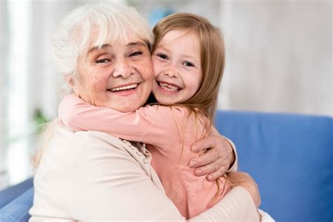 Petite Fille étreignant Sa Grand Mère Photo Gratuite