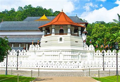 Temple of Tooth [Kandy] | Lanka Tour Experts