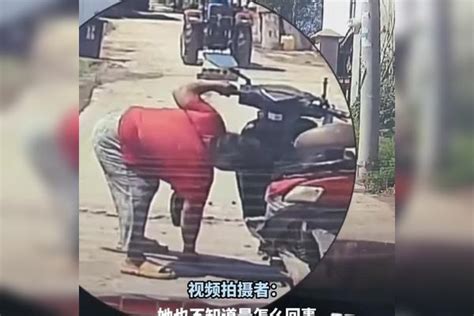 大妈骑电动车排除道路障碍，万万没想到自己会被铁棍给烫伤障碍铁棍道路