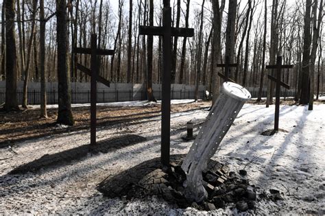 Rosyjska bomba kasetowa spadła na cmentarz wojenny w Charkowie na