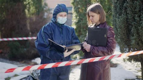 Experto En Ciencias Forenses Concentrado Y Detective Hablando