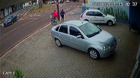 Câmera mostra homem furtando bicicleta no Bairro Parque Verde Vídeo