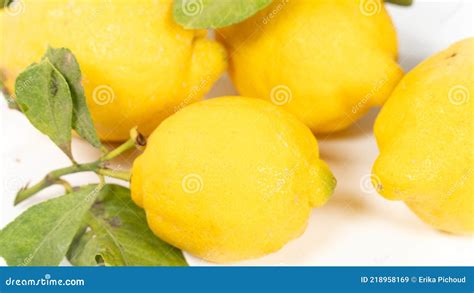 Limones Con Sus Hojas Sobre Fondo Blanco Imagen De Archivo Imagen De