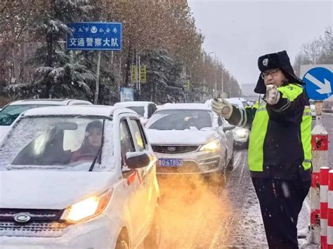 市公安局：以雪为令 交警雪天执勤保畅通 守护平安出行路