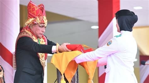 Foto Jadi Inspektur Upacara Hut Ke Ri Gubernur Sumut Pakai Baju