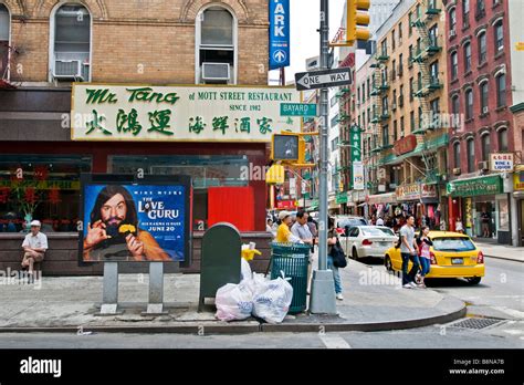 Escena De Una Calle En El Barrio Chino De Manhattan Conocida Como