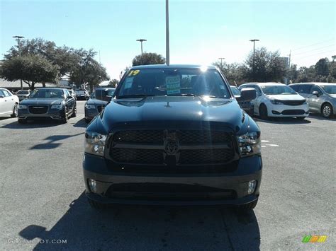 2019 Brilliant Black Crystal Pearl Ram 1500 Classic Express Quad Cab 131643617 Photo 8