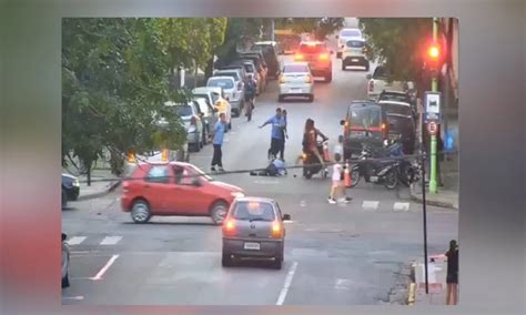 Quiso esquivar en moto un operativo de tránsito y atropelló a una