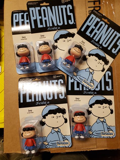 ReAction Peanuts Lucy Figure Ship Worldwide Super 7 NEW damage card