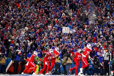 Dolphins Bills Game Paused Due To Snowballs Being Thrown Onto Field