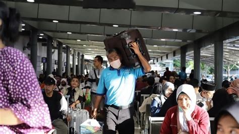 Hari Kedua Lebaran 40 700 Penumpang Berangkat Dari Stasiun Gambir Dan