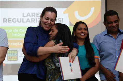 Prefeita Cinthia Ribeiro entrega certidões de matrícula de imovéis da