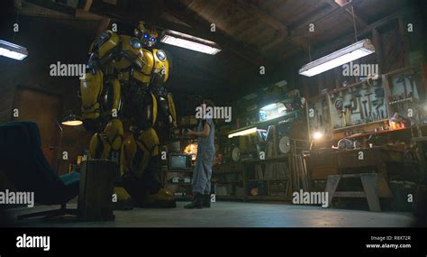 BUMBLEBEE, from left: Bumblebee (voice: Dylan O'Brien), Hailee ...