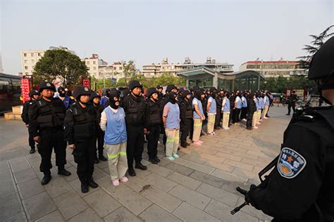 昆明涉黑组织通过酒托诈骗百万，警方押解33名嫌犯辨认现场 直击现场 澎湃新闻 The Paper