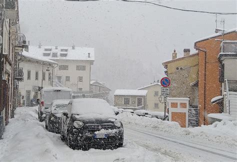 Ovindoli La Nevicata Si Intensifica Nella Notte Le Foto In Diretta