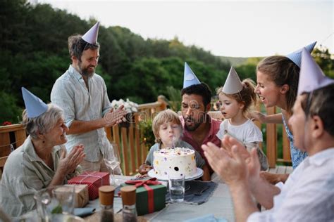 Famiglia Di Generazioni Che Celebrano Il Compleanno E Fanno Festa Fuori