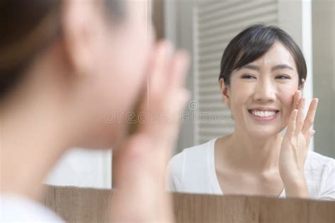 Linda Mulher Feliz Aplicando Creme Hidratante No Conceito De Tratamento