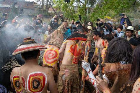 Mile China March 12 People Of Yi Ethnic Group Perform Folk Dance