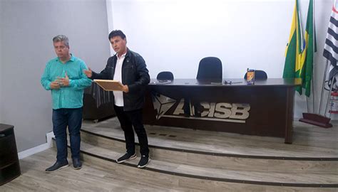 Acisb Recebeu A Visita Do Vereador Carlos Fontes Para Entrega Da Mo O