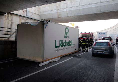 Camion Incastrato In Un Sottopassaggio Il Container Finisce Sull