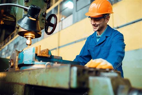 Turner En Uniforme Y El Casco Trabaja En Torno Planta Producci N