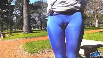 Culo redondo en spandex brillante ultra apretado mostrando cameltoe en público XVIDEOS