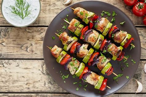 posterior gráfico escucho música brochetas de pescado a la parrilla