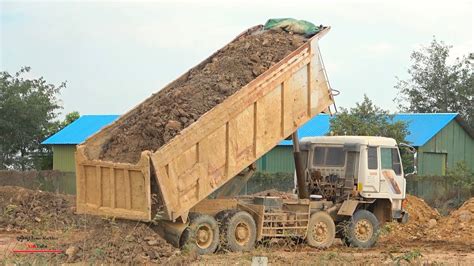 Power Operating Overload Dumper Truck Spreading Dirt Operator With