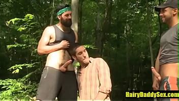 Trío con semental peludo delgado al aire libre HairyDaddySex XVIDEOS