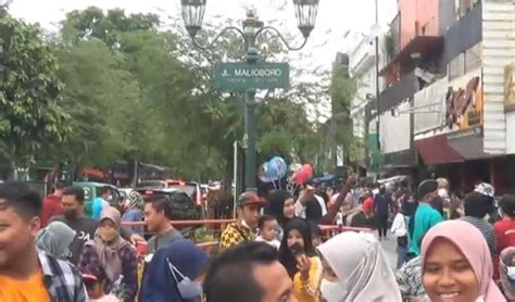 SINDO Hi Lite Tahun Baru Malioboro Macet Total Dipadati Wisatawan