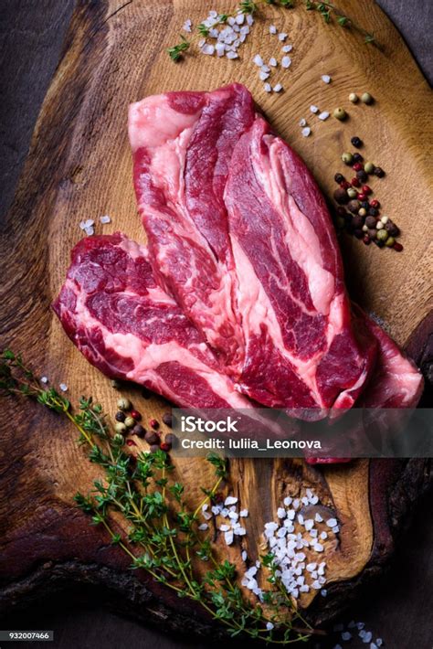 Daging Mentah Steak Daging Sapi Di Papan Potong Kayu Rempahrempah