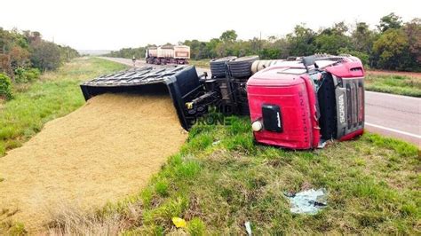 Motorista perde controle tomba carreta grãos e fica ferido na MS