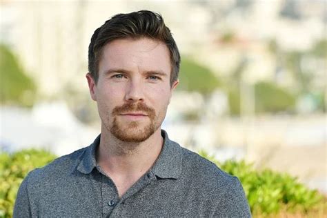 Joe Dempsie Biography, Height, Weight, Age, Movies, Wife, Family