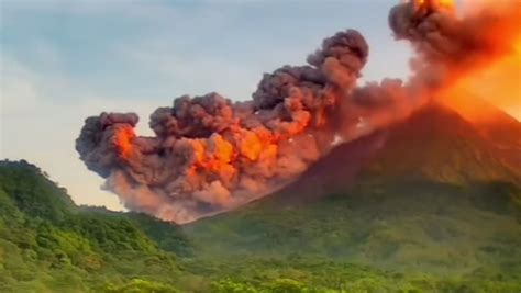 Kembali Semburkan Awan Panas Aktivitas Gunung Merapi Masih Tinggi