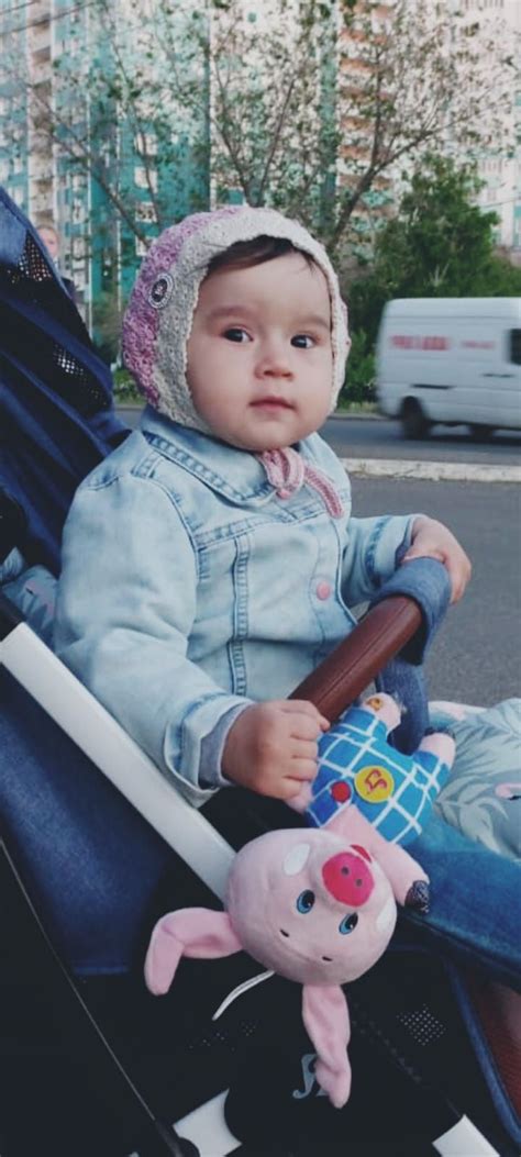 Ажурный чепчик пудрового цвета, связанный крючком из хлопковой пряжи ...