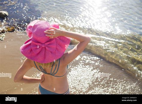 Junge frau im bikini steht am strand Fotos und Bildmaterial in hoher Auflösung Alamy